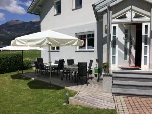 GundersheimFerienFuchs的庭院配有桌椅和遮阳伞。