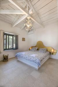 伊兹拉Villa Sunrise的一间卧室配有一张床和一个吊灯