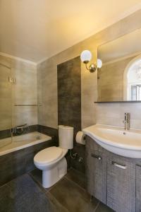 伊兹拉Villa Sunrise的浴室配有卫生间、盥洗盆和浴缸。