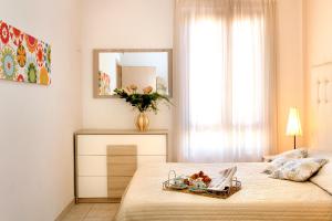 卡斯蒂里昂纳·德拉佩Residence Teclini的一间卧室配有一张床,上面放着一个食物托盘