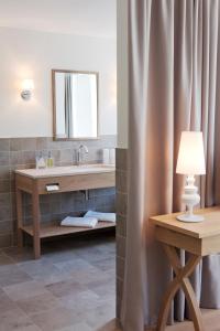 萨尔察赫河畔戈灵多勒莱尔吉尼酒店的一间带水槽和镜子的浴室