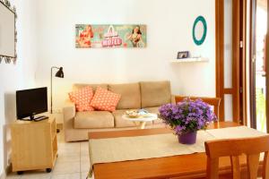 卡斯蒂里昂纳·德拉佩Residence Teclini的客厅配有沙发和桌子