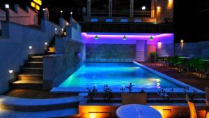 莫斯塔尔维拉纳丁酒店的游泳池晚上有紫色灯光