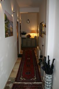 汉堡汉萨奎特旅馆的走廊上铺有红色地毯