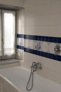 CalvanicoPalazzo D'Orsi的浴室设有浴缸和水龙头