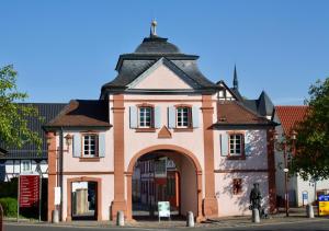 GöllheimVilla Kerzenheimer Tor的上面有十字架的建筑