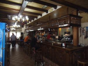 YepesHostal Los Galgos的一家餐厅,有人坐在酒吧