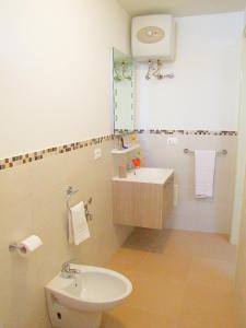 莱韦拉诺Casa Donna Lavinia的一间带卫生间、水槽和镜子的浴室