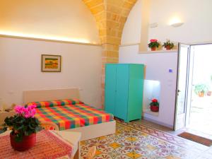 莱韦拉诺Casa Donna Lavinia的一间卧室配有一张床和一个蓝色的橱柜