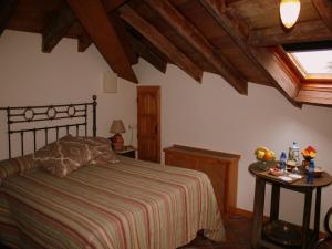 Támara圣伊波利托乡村酒店的一间卧室设有一张床和木制天花板