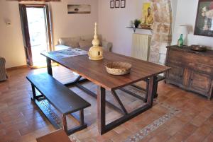 普雷托罗Stone House Ilovemajella的客厅设有一张木桌和长凳