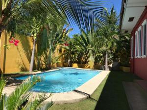 邦劳阿罗那珊瑚花园度假村服务式公寓的棕榈树庭院内的游泳池