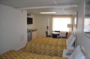 大洋城岛民汽车旅馆 的酒店客房配有一张床、一张书桌和一间厨房。
