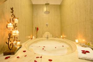 危地马拉安地瓜安提瓜古阿特马拉奥利沃斯精品酒店的地板上设有带鲜花大浴缸的浴室