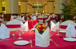 阿布扎比哈姆拉城市季节酒店的一间设有红色和白色桌椅的用餐室