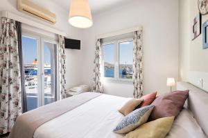 帕罗奇亚绿洲酒店的一间卧室设有一张床和一个大窗户