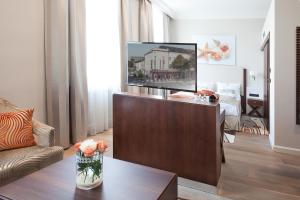 韦尔斯亚德里亚精品酒店的客厅配有台面上的平面电视