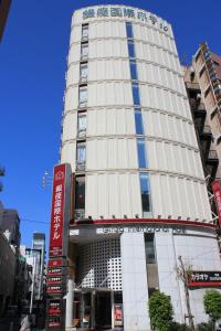 东京银座国际酒店的前面有标志的高大的白色建筑