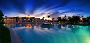 米多恩Djerba Plaza Thalasso & Spa的度假村前的大型游泳池