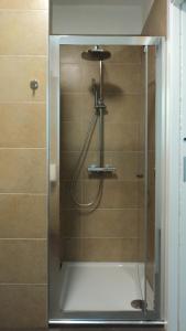 卡斯特拉巴特滨海Il Melograno B&B的浴室里设有玻璃门淋浴
