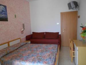里米尼沃韦酒店的酒店客房,配有床和沙发