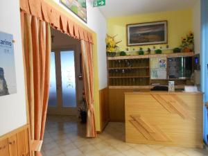 里米尼沃韦酒店的一间设有一扇门的客房,可通往带书桌的房间