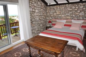 西布勒Chambres d'hôtes Gela Itsasoa Océan的一间卧室配有一张床和一张木桌