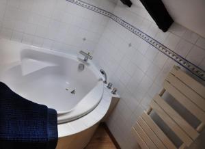 西布勒Chambres d'hôtes Gela Itsasoa Océan的浴室配有白色卫生间和浴缸。