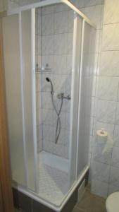 卡尔帕奇Willa Velde的浴室里设有玻璃门淋浴