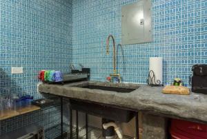 圣胡安315 Recinto Sur Old San Juan的浴室配有水槽和蓝色瓷砖墙壁。