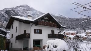 斯泰尼科Casa La Guarda的屋顶上白雪的房子