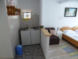 赫瓦尔Guesthouse Bracanović的一个小房间,设有小厨房和床