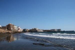 厄尔梅达诺Montaña Roja的海滩与大海,建筑背景