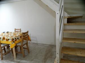 阿韦特拉纳casa ad hoc的一间带桌子和楼梯的用餐室