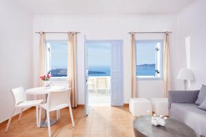 菲罗斯特法尼马诺斯微观世界酒店的客厅配有沙发和桌子