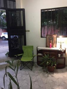 比亚埃尔莫萨Hotel Florida的配有绿色椅子、桌子和书桌的客房