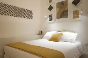波尔图Zelije Apartments Trindade的卧室配有白色大床和白色枕头