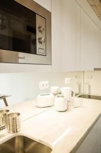 波尔图Zelije Apartments Trindade的厨房配有白色橱柜和水槽