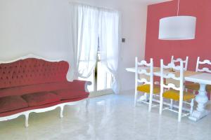 阿茨特雷扎Villa Alba的客厅配有红色的沙发和桌子