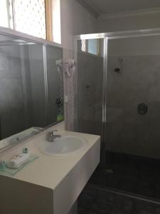 贡迪温迪乔利斯瓦格曼汽车旅馆的一间带水槽和玻璃淋浴的浴室
