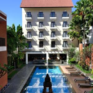 玛琅桑提卡玛琅酒店的大楼前设有游泳池的酒店