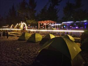 戈卡尔纳Campcee by Gokarna Adventure的一群晚上在海滩上的帐篷