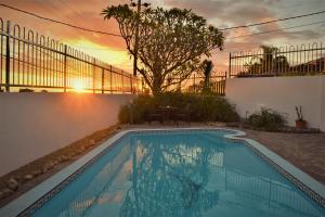 博瓦隆罗西亚别墅的一座享有日落美景的游泳池