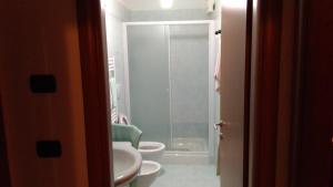 圣托斯普利托La Pietra Smeraldina的浴室设有2个卫生间、水槽和淋浴。