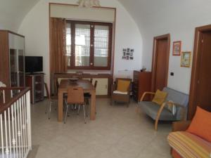 圣托斯普利托La Pietra Smeraldina的客厅配有桌椅
