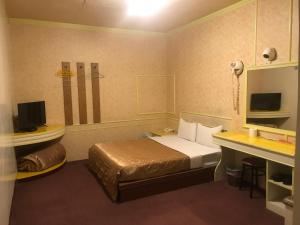 头份市泰莉莎旅店的小房间设有床和水槽