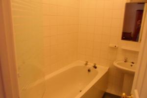 伍斯特塞文河景酒店的白色的浴室设有浴缸和水槽。