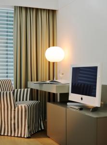 文尼斯塔特Civetta的客房设有带电脑显示器和椅子的书桌