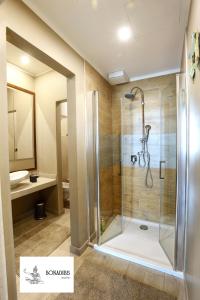 巴列塔Bonadies Suite的带淋浴和盥洗盆的浴室