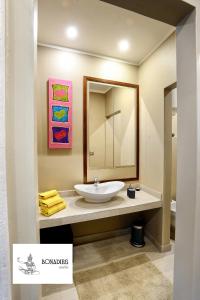 巴列塔Bonadies Suite的一间带水槽和镜子的浴室
